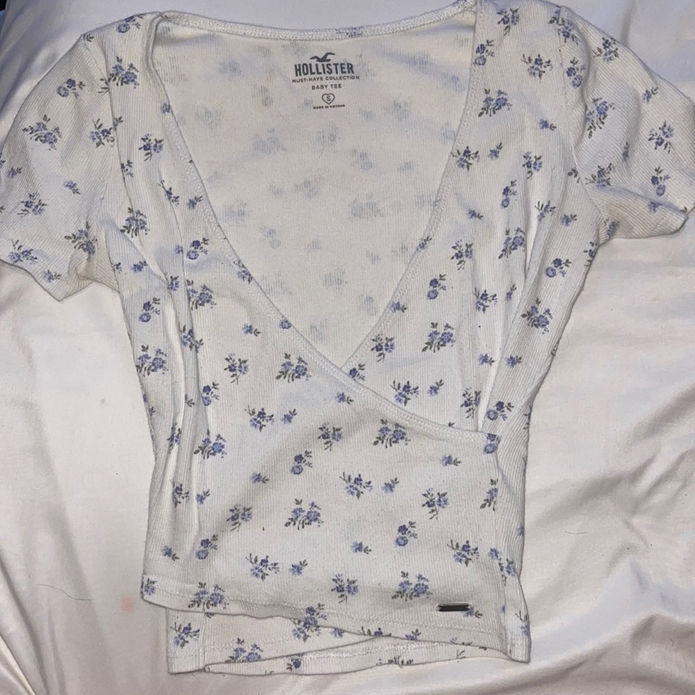 hollister baby tee SIZE: s